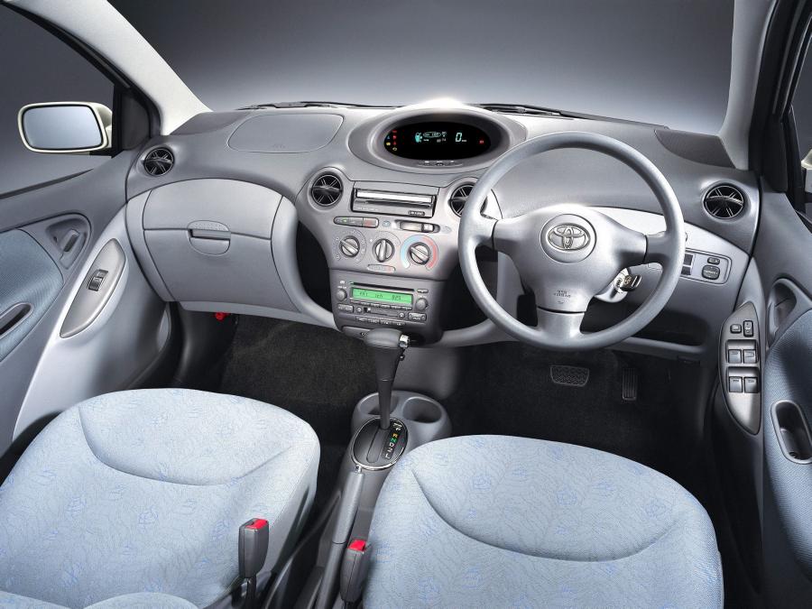  Toyota Vitz F D Package 2001 года  (фото 3 из 3)